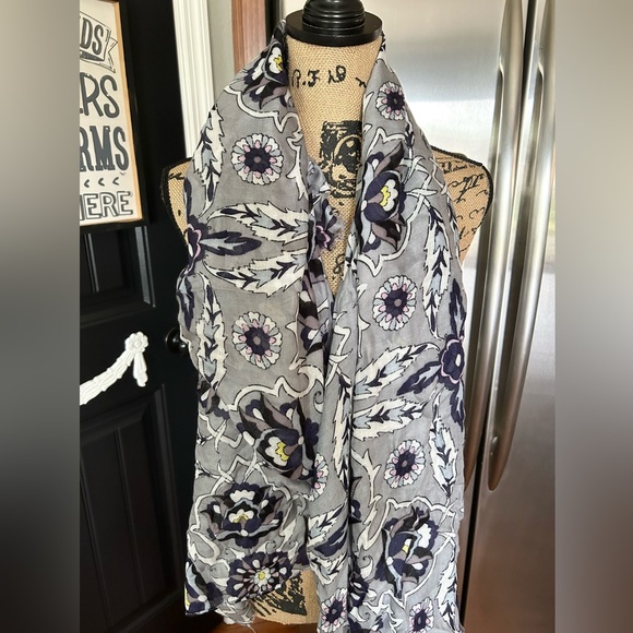 💕 NWT Vera Bradley Scarf Wrap Gray & Navy - Picture 1 of 8
